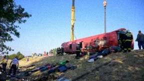 Na snímke príslušníci záchranných služieb zasahujú po havárii poľského autobusu na diaľnici M3 pri meste Mezőkeresztes na severovýchode Maďarska v nedeľu 16. augusta 2026.