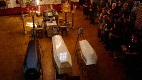 Príbuzní a priatelia reagujú počas pohrebu 3-ročného chlapca Dmytra Kuchera a jeho starých rodičov Halyny a Petra, ktorí zahynuli pri ruskom dronovom útoku, v kostole v Zazymii na predmestí Kyjeva v sobotu 15. augusta 2026.