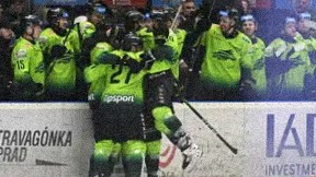 Na snímke radosť hráčov Žiliny v šiestom zápase štvrťfinále play off hokejovej Tipsport ligy HK Poprad - Vlci Žilina 28. marca 2026 v Poprade. FOTO TASR - Michal Svítok