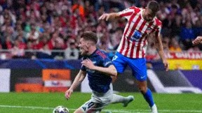 JB 46 Madrid - Slovenský hráč Atlético Madrid Dávid Hancko (vpravo) fauluje Viktora Gyokeresa z Arsenalu v prvom zápase semifinále Ligy majstrov Atlético Madrid - FC Arsenal v Madride 29. apríla 2026. FOTO TASR/AP

Atletico Madrid's David Hancko, right, fouls in the penalty box Arsenal's Viktor Gyokeres during a Champions League semifinal, first leg, soccer match between Atletico Madrid and Arsenal in Madrid, Spain, Wednesday, April 29, 2026. (AP Photo/Manu Fernandez)