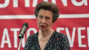 JB 28 Bangkok - Britská princezná Anna, mladšia sestra britského kráľa Karola III., sa prihovára študentom počas jej návštevy na škole Chumchona Pattanu v Bangkoku 16. júla 2026. FOTO TASR/AP 

Britain's Princess Anne, addresses students at the Chumchon Pattana school in Bangkok, Thailand, Thursday, July 16, 2026. (AP Photo/Sakchai Lalit)